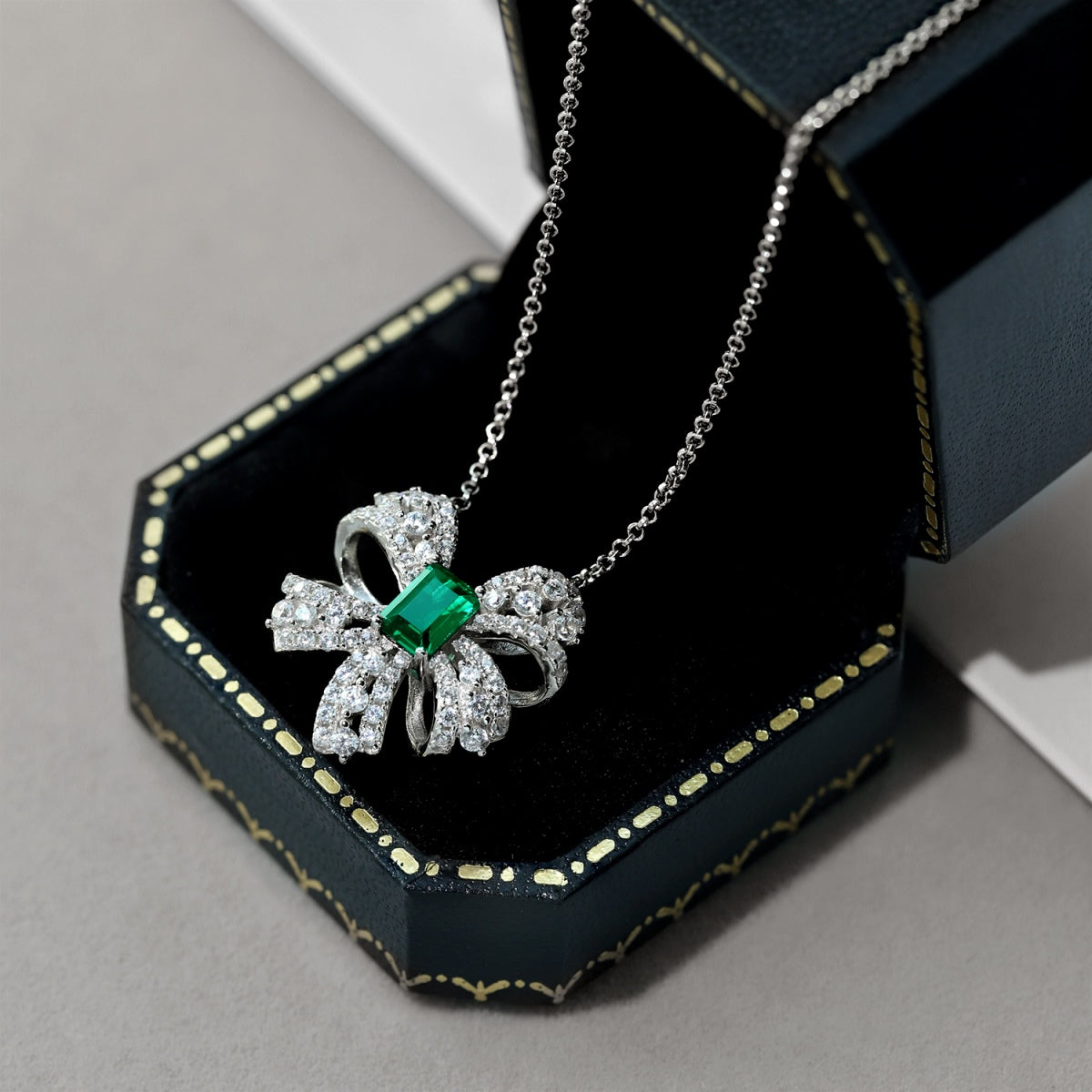 [Joyas Regalia] Collar lujoso con corte esmeralda en forma de flor