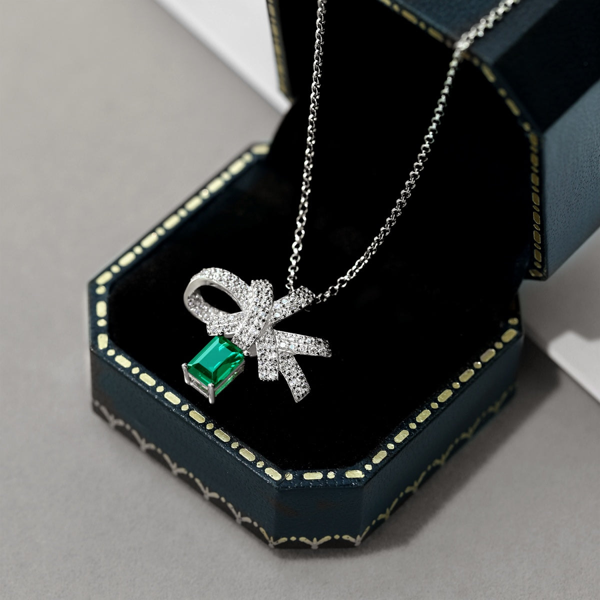 [Joyas Regalia] Collar lujoso con corte esmeralda en forma de flor