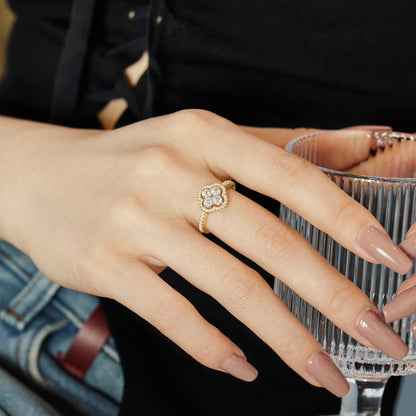 [Joyas Regalia] Anillo con diseño de flor de trébol de cuatro hojas