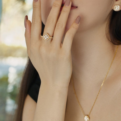[Joyas Regalia] Anillo con diseño de flor de trébol de cuatro hojas