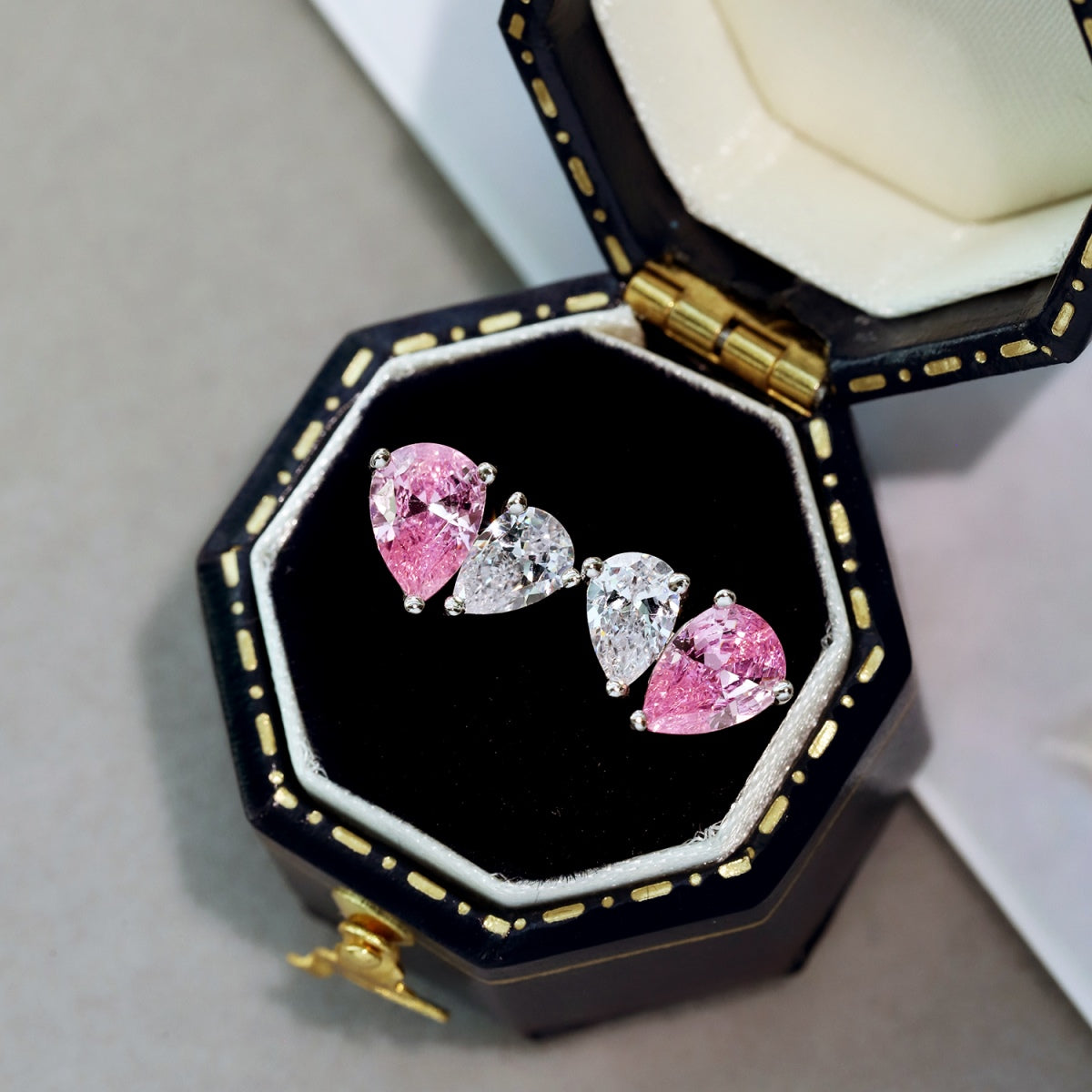 [Joyas Regalia] Pendientes deslumbrantes y elegantes con corte de corazón