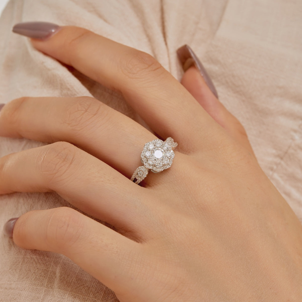[Bijoux Regalia] Bague de mariage délicate et colorée en forme de fleur ronde coupée