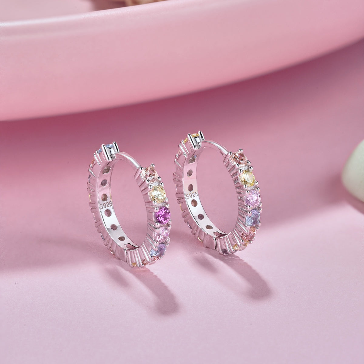 [Joyas Regalia] Pendientes de corte redondo de colores radiantes