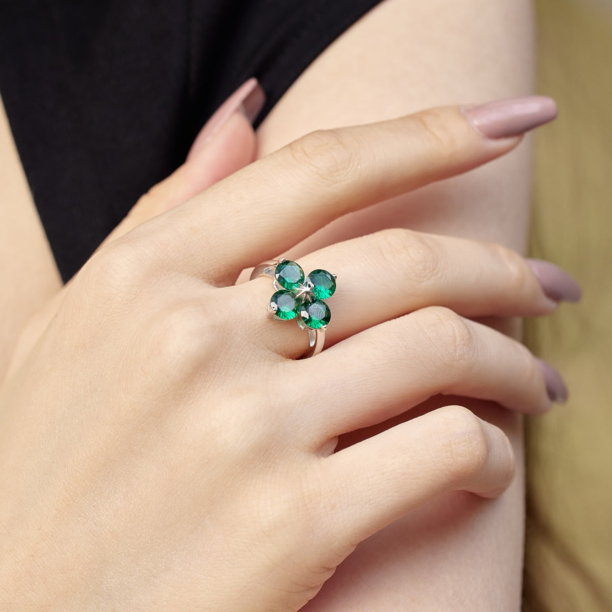 [Joyas Regalia] Anillo de trébol de cuatro hojas y estrella de ocho puntas