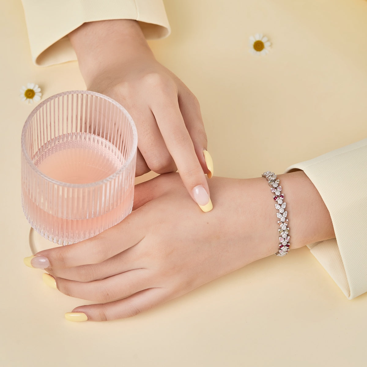 [Regalia jewelry]Dainty Exquisite Flower Shape Daily Bracelet