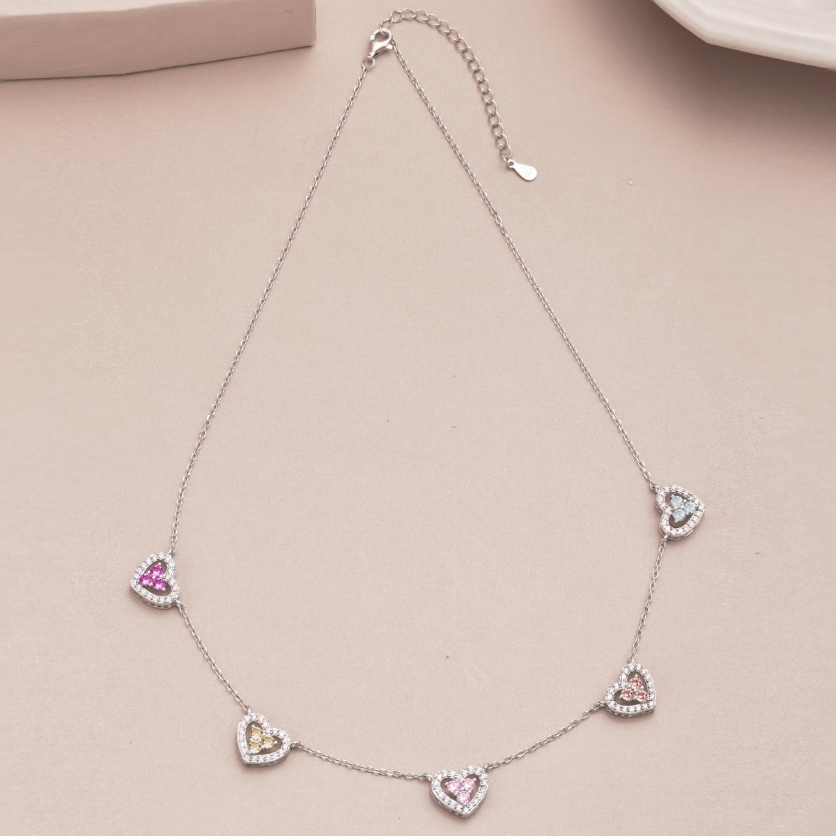 [Joyas Regalia]Collar de cinco corazones brillantes