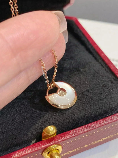 [Joyas Regalia] COLLAR AMULETTE DE ORO ROSA CON TRAPEADOR