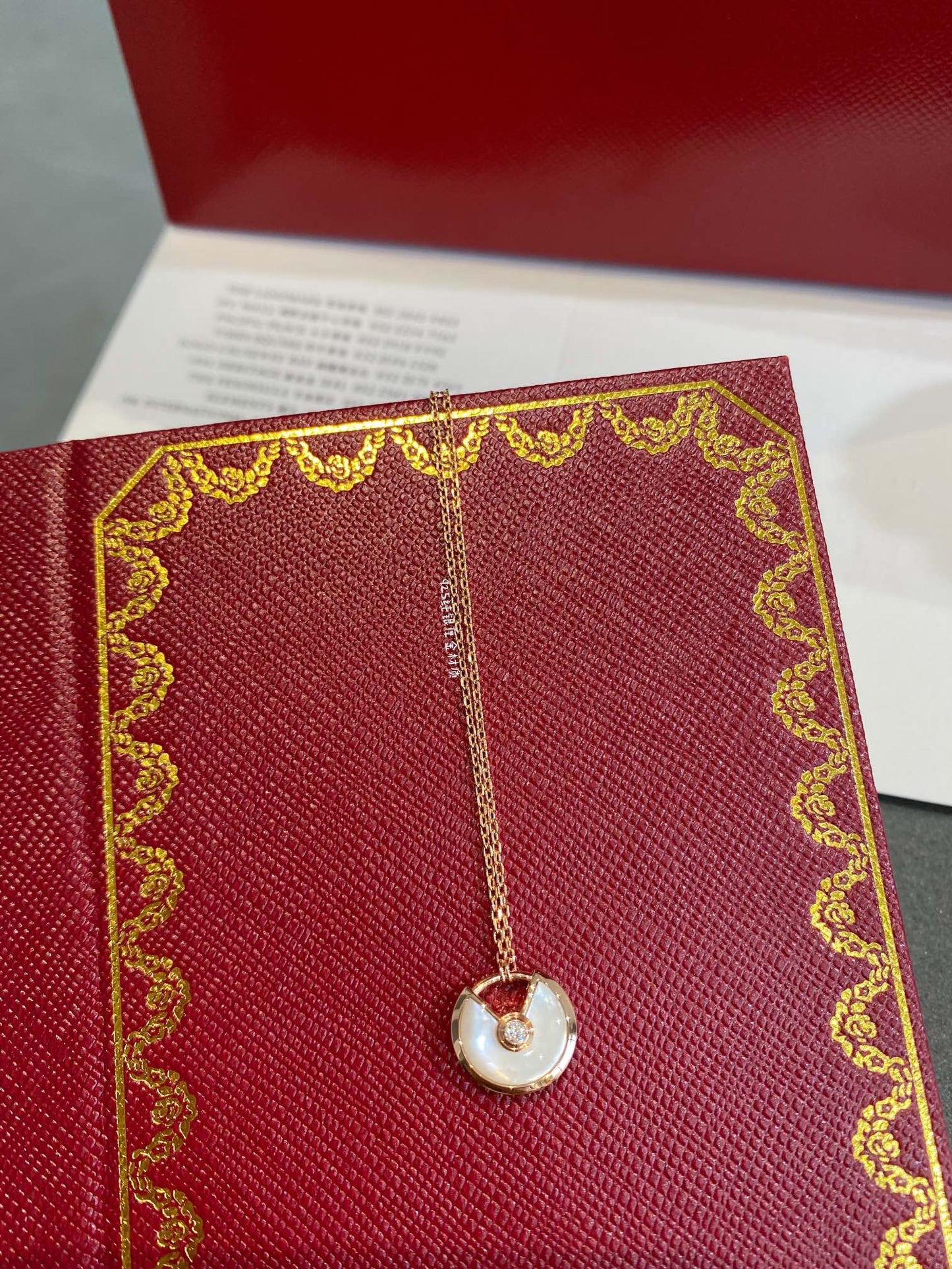 [Joyas Regalia] COLLAR AMULETTE DE ORO ROSA CON TRAPEADOR