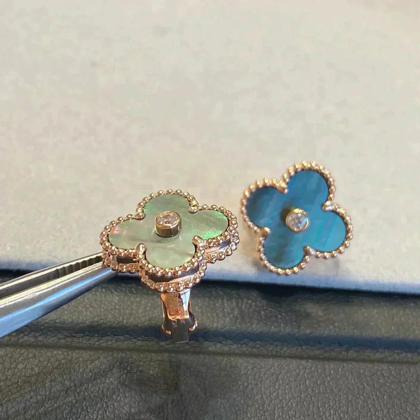 [Bijoux Regalia] BOUCLES D'OREILLES CLOVER MOYENNES 1 MOTIF NACRE GRIS DIAMANT