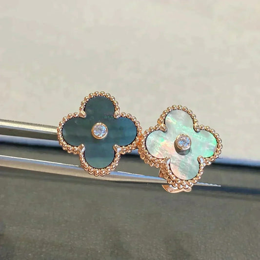 [Bijoux Regalia] BOUCLES D'OREILLES CLOVER MOYENNES 1 MOTIF NACRE GRIS DIAMANT