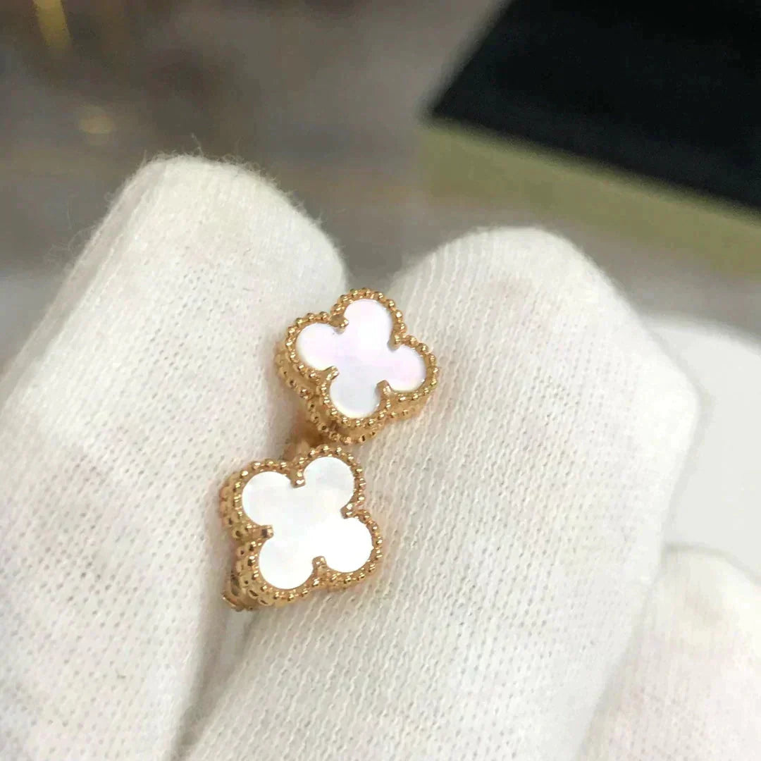 [Joyas Regalia] PENDIENTES MINI TRÉBOL DE 9,5 MM DE MOPA BLANCA