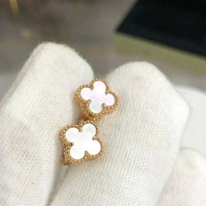 [Joyas Regalia] PENDIENTES MINI TRÉBOL DE 9,5 MM DE MOPA BLANCA