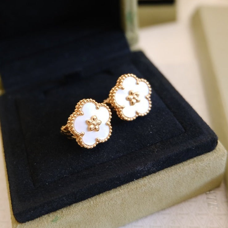 [Joyas Regalia] PENDIENTES DE LA SUERTE DE ORO ROSA Y AZULEJOS BLANCOS 