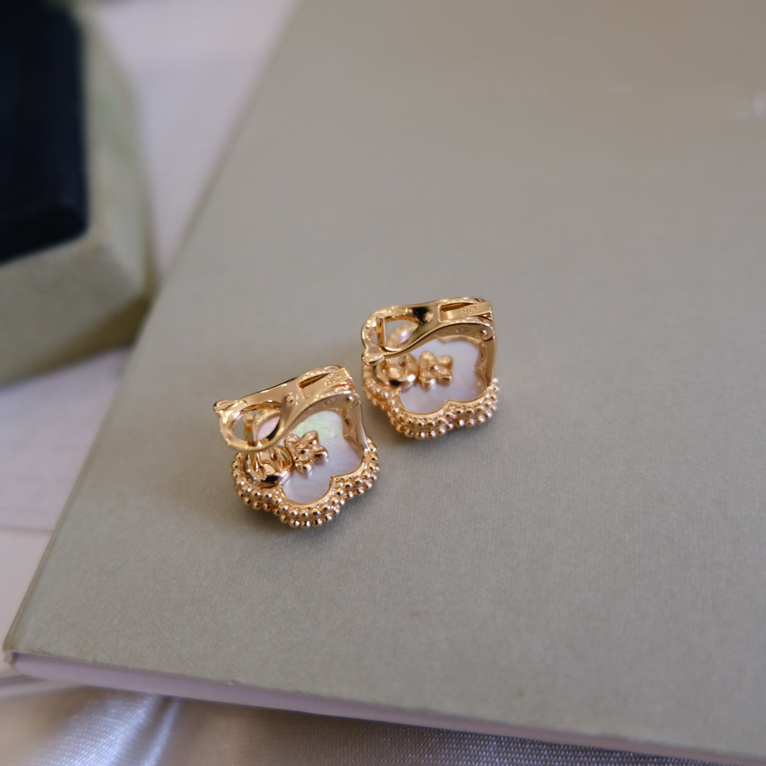 [Joyas Regalia] PENDIENTES DE LA SUERTE DE ORO ROSA Y AZULEJOS BLANCOS 