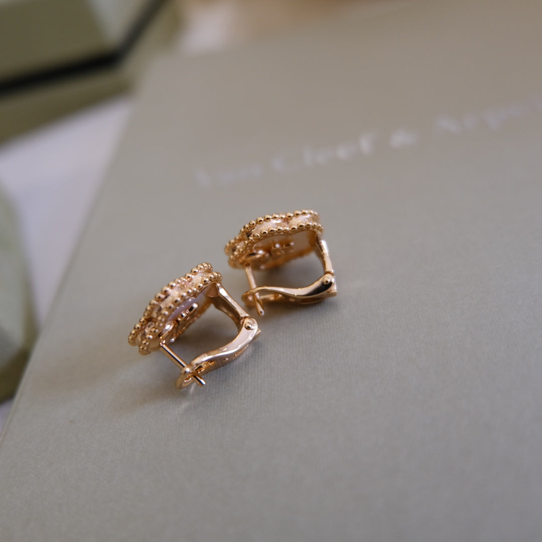 [Joyas Regalia] PENDIENTES DE LA SUERTE DE ORO ROSA Y AZULEJOS BLANCOS 