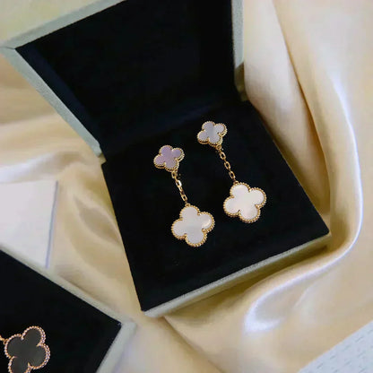 [Joyas Regalia] PENDIENTES DE TRAPEADOR BLANCO CON MOTIVO DE TRÉBOL 2