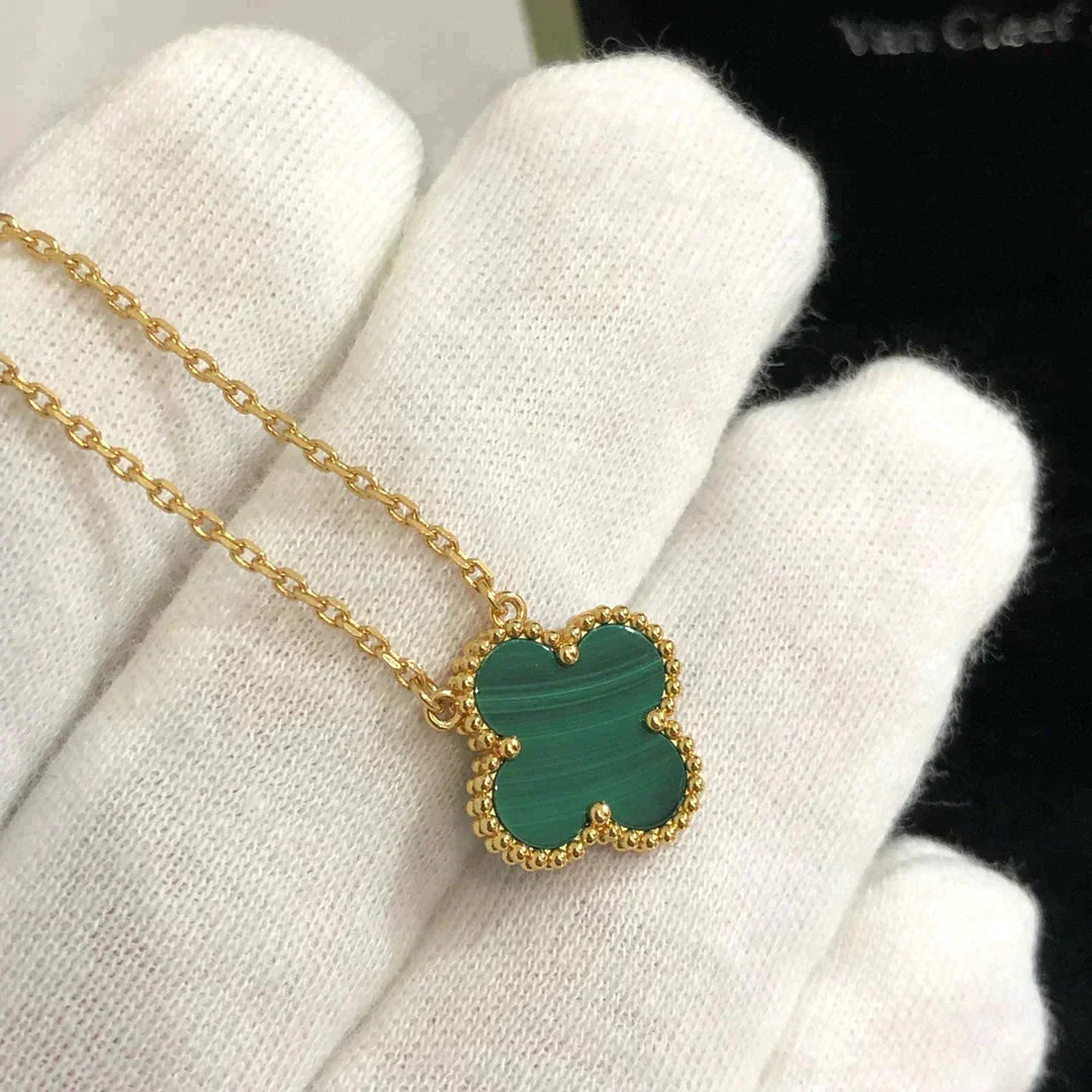 [Joyas Regalia] COLLAR DE UNA SOLA FLOR DE MALAQUITA DE 15 MM CON TRÉBOL