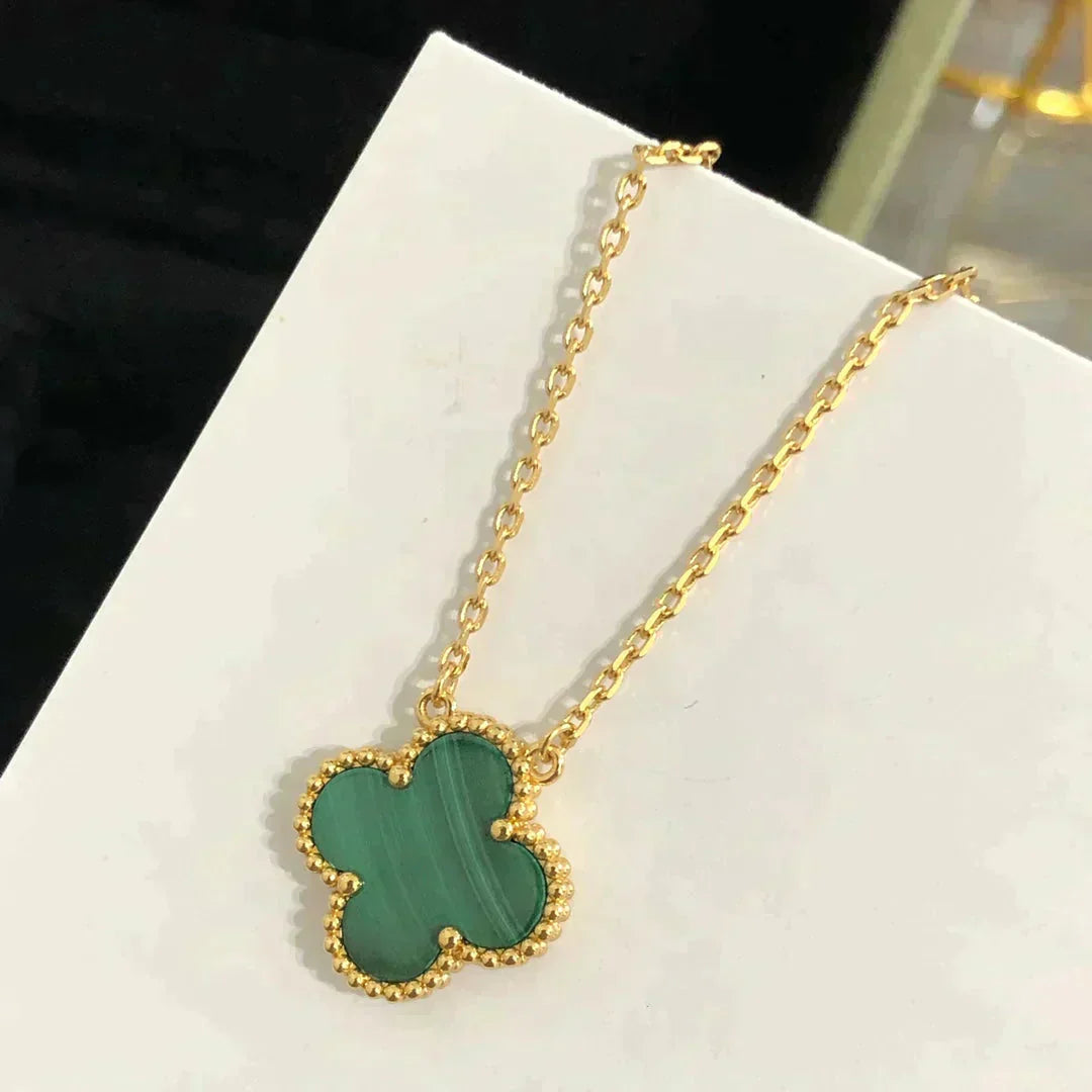 [Joyas Regalia] COLLAR DE UNA SOLA FLOR DE MALAQUITA DE 15 MM CON TRÉBOL