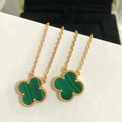 [Joyas Regalia] COLLAR DE UNA SOLA FLOR DE MALAQUITA DE 15 MM CON TRÉBOL