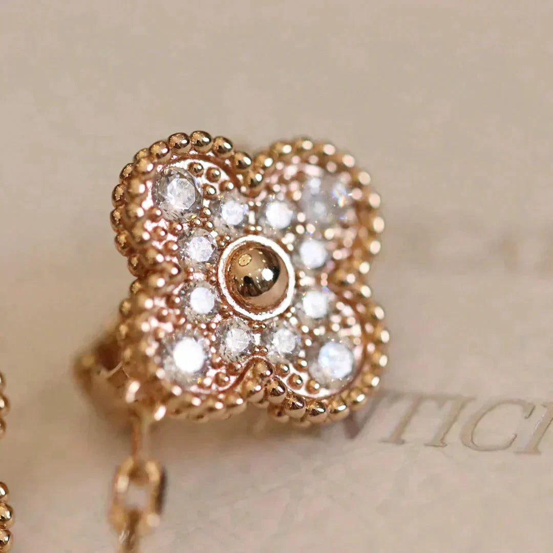 [Joyas Regalia] PENDIENTES DE TRÉBOL MEDIANOS CON 1 MOTIVO Y DIAMANTES