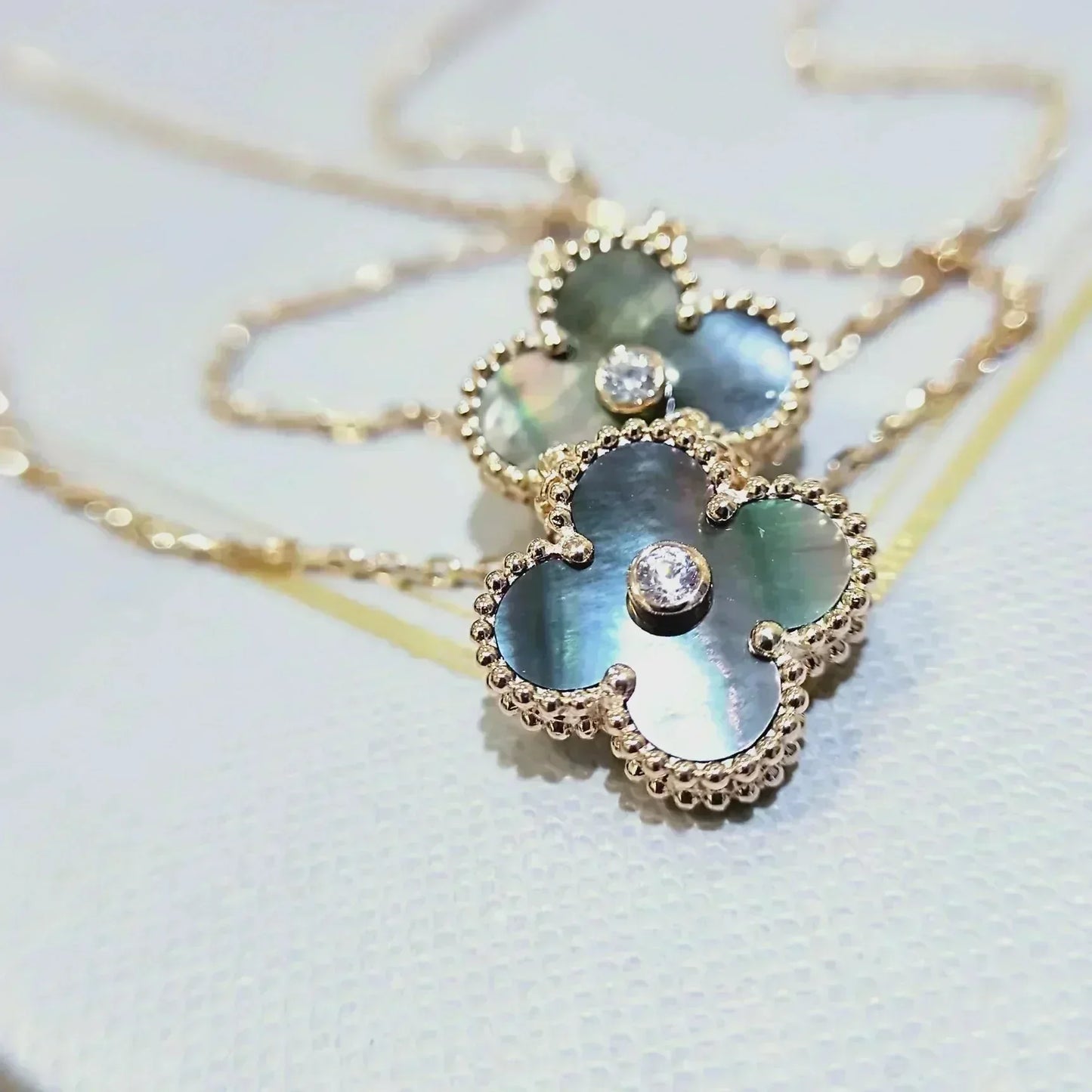[Bijoux Regalia] COLLIER TRÈFLE DIAMANT ET NACRE GRISE 15 MM