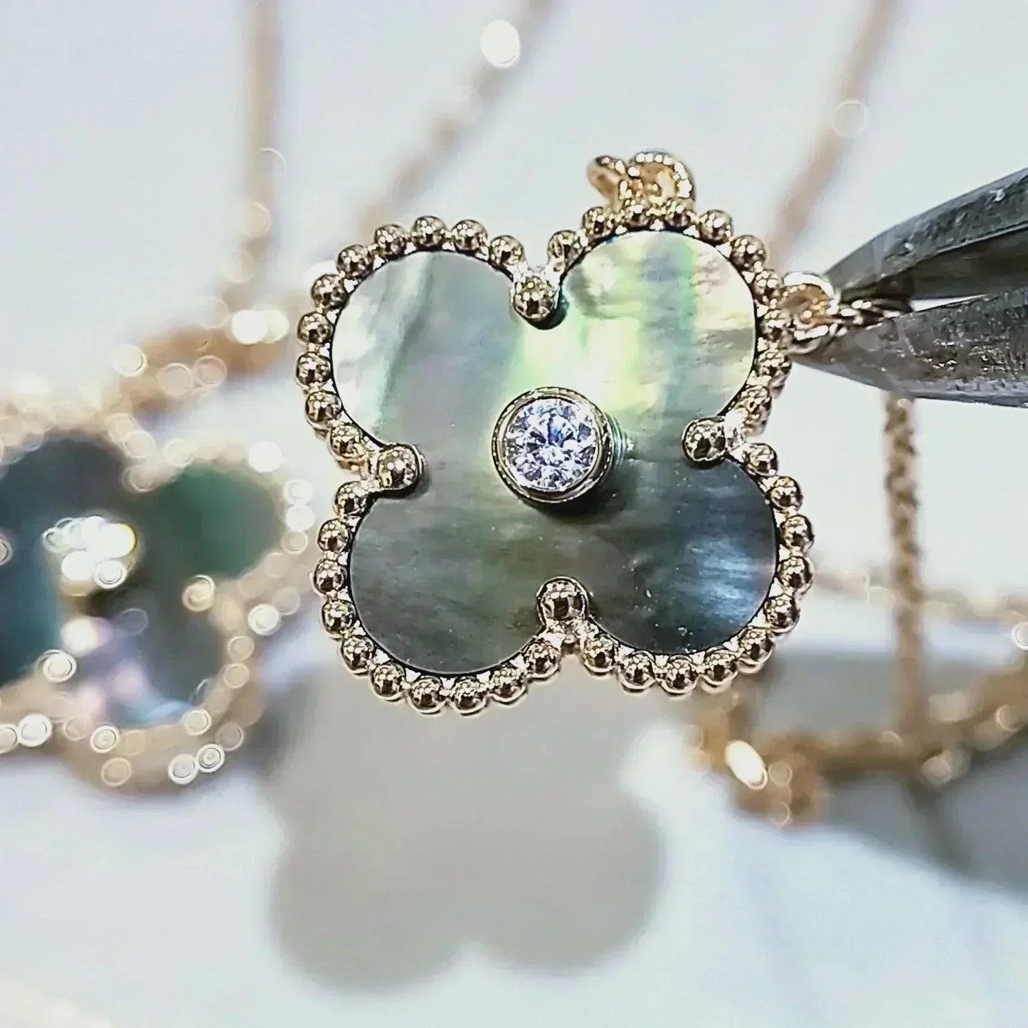 [Bijoux Regalia] COLLIER TRÈFLE DIAMANT ET NACRE GRISE 15 MM