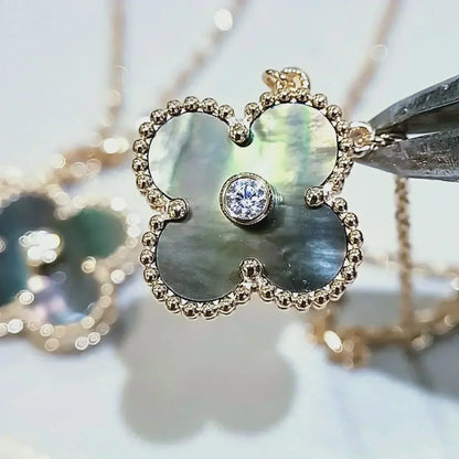 [Bijoux Regalia] COLLIER TRÈFLE DIAMANT ET NACRE GRISE 15 MM
