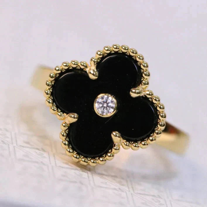 [Joyas Regalia] ANILLO DE ÓNIX Y TRÉBOL DE ORO CON DIAMANTE