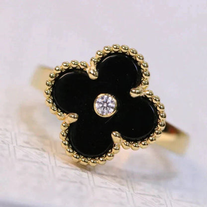 [Joyas Regalia] ANILLO DE ÓNIX Y TRÉBOL DE ORO CON DIAMANTE