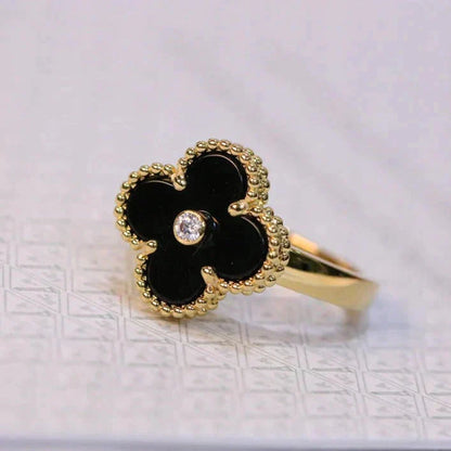 [Joyas Regalia] ANILLO DE ÓNIX Y TRÉBOL DE ORO CON DIAMANTE
