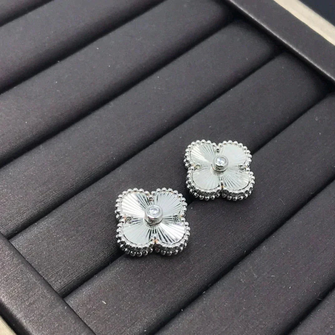 [Joyas Regalia] PENDIENTES MINI TRÉBOL LÁSER DE 9,5 MM