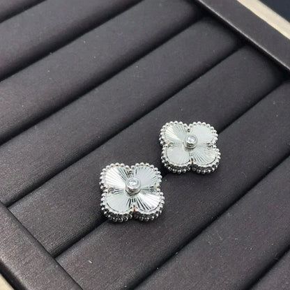 [Joyas Regalia] PENDIENTES MINI TRÉBOL LÁSER DE 9,5 MM
