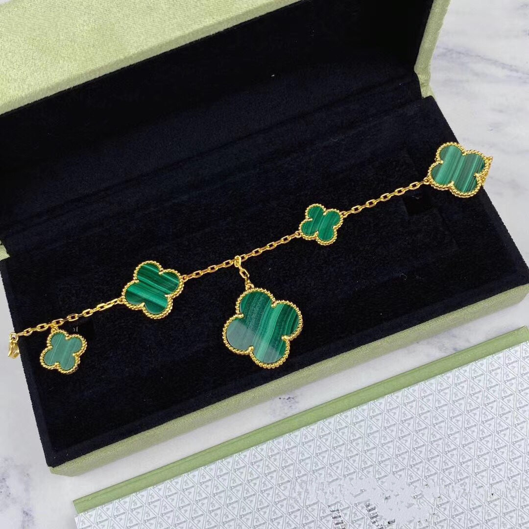 [Joyas Regalia]PULSERA DE ORO CON MALAQUITA Y TRÉBOL MÁGICO CON 5 MOTIVOS