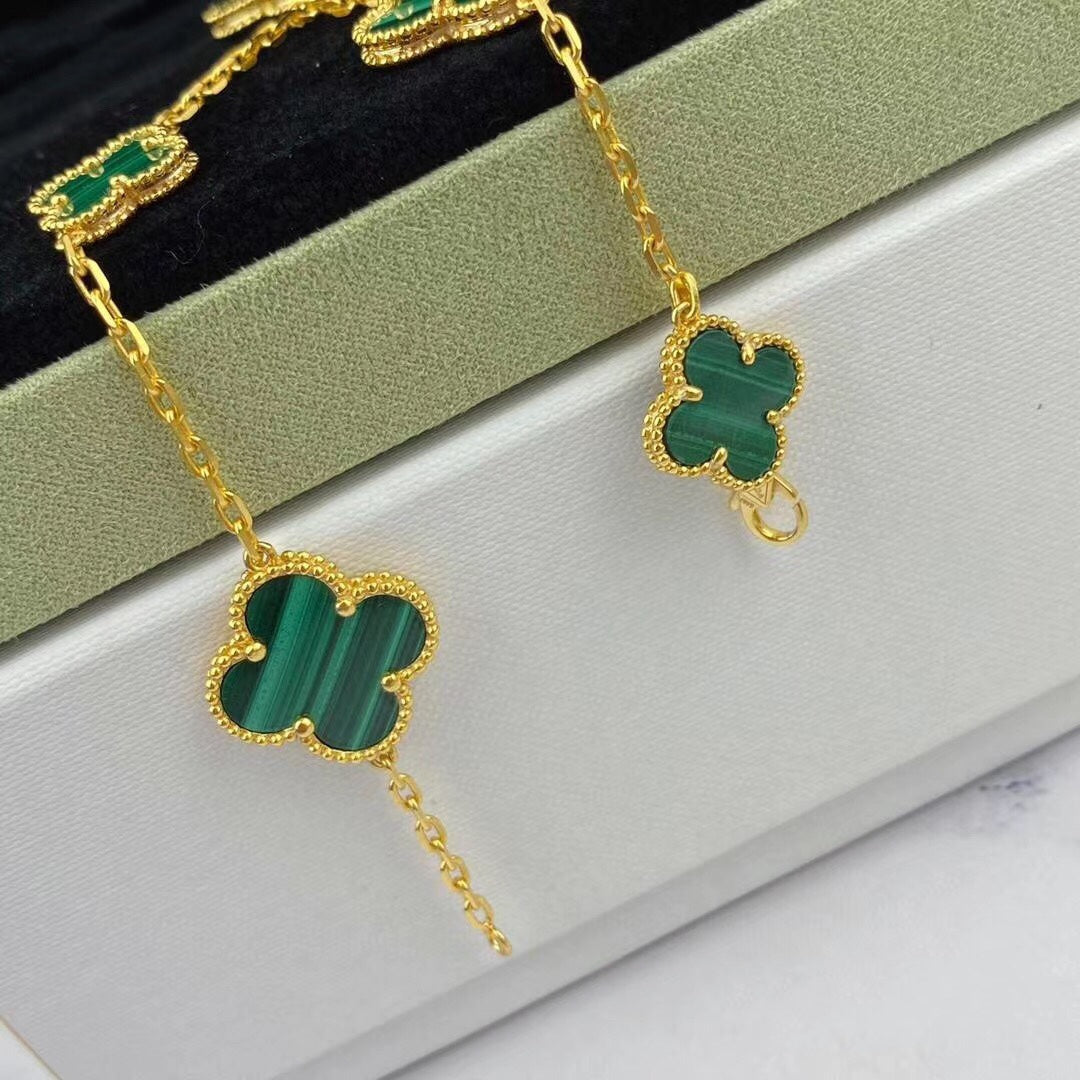[Joyas Regalia]PULSERA DE ORO CON MALAQUITA Y TRÉBOL MÁGICO CON 5 MOTIVOS