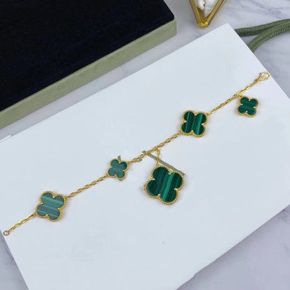[Joyas Regalia]PULSERA DE ORO CON MALAQUITA Y TRÉBOL MÁGICO CON 5 MOTIVOS