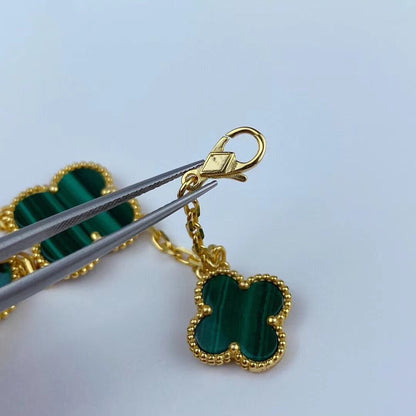 [Joyas Regalia]PULSERA DE ORO CON MALAQUITA Y TRÉBOL MÁGICO CON 5 MOTIVOS