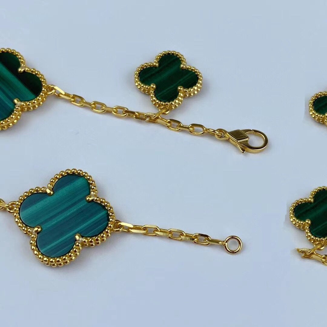 [Joyas Regalia]PULSERA DE ORO CON MALAQUITA Y TRÉBOL MÁGICO CON 5 MOTIVOS