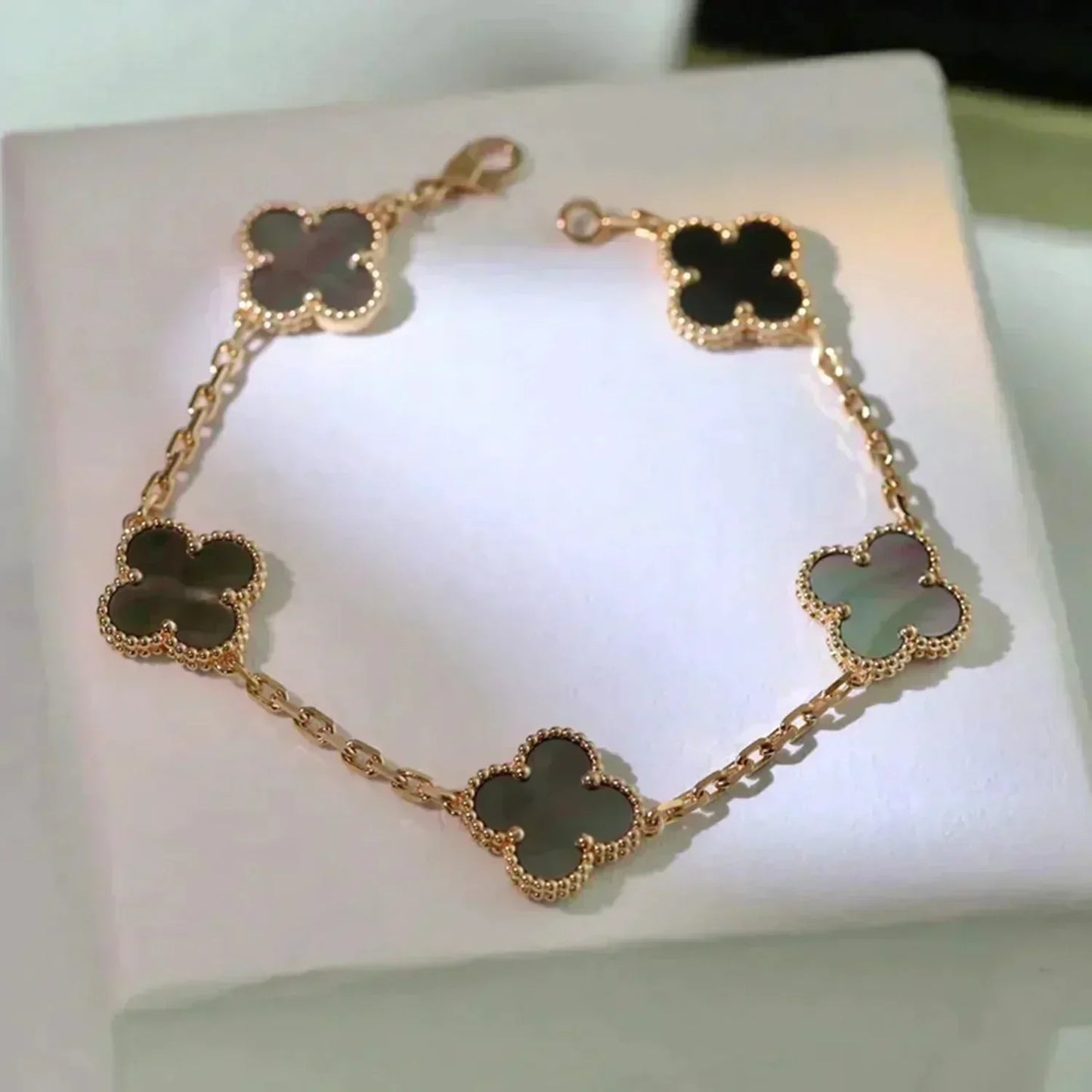 [Joyas Regalia] PULSERA DE TRAPEZOIDAL GRIS CON 5 MOTIVOS DE TRÉBOL