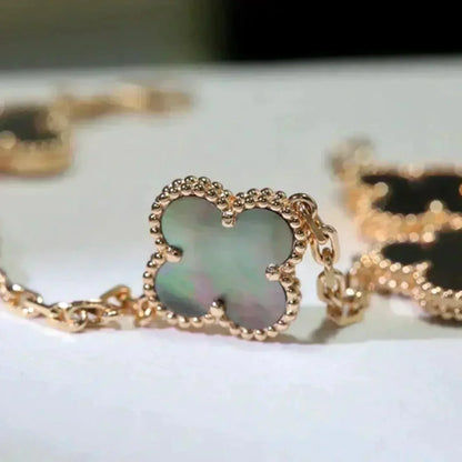 [Joyas Regalia] PULSERA DE TRAPEZOIDAL GRIS CON 5 MOTIVOS DE TRÉBOL