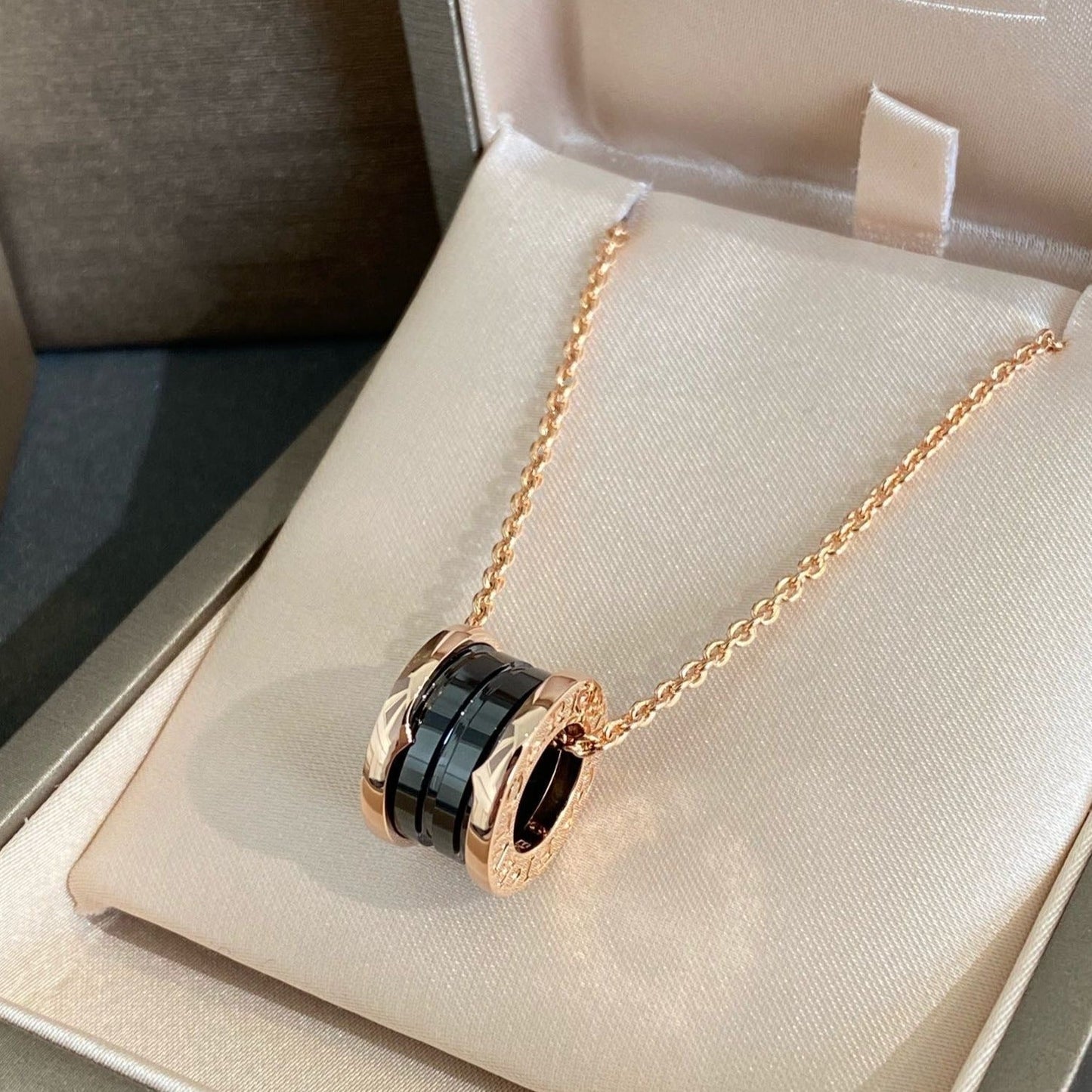 [Bijoux Regalia] COLLIER ZERO 1 EN CÉRAMIQUE NOIRE ET OR ROSE