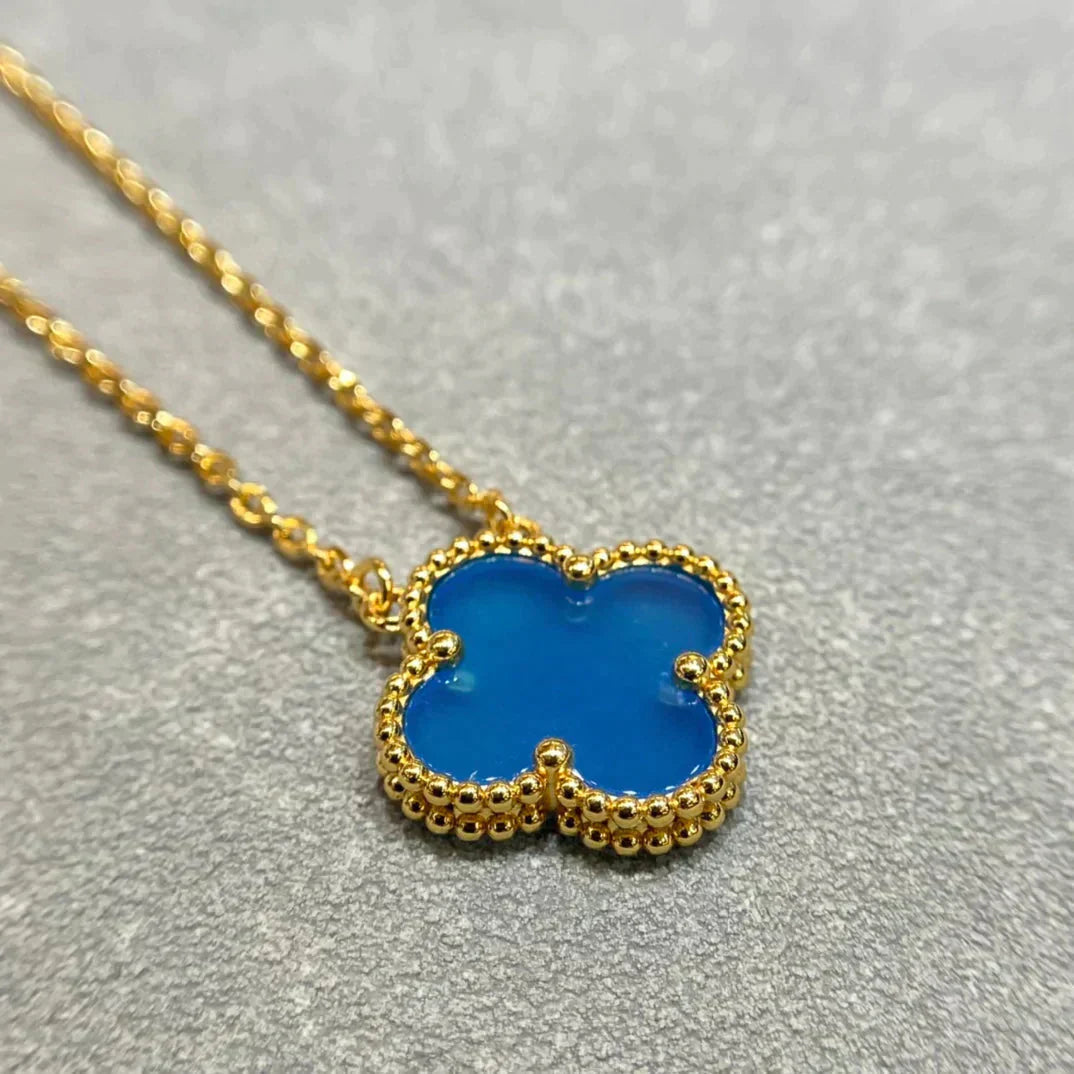 [Bijoux Regalia] COLLIER EN AGATE BLEUE TRÈFLE 15 MM