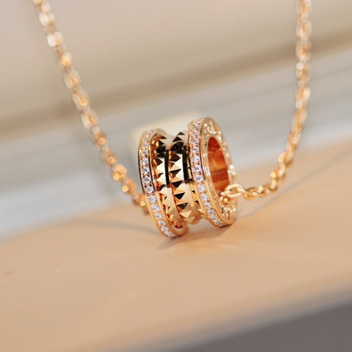 [Joyas Regalia] COLLAR DE ORO ROSA CON PEDANTE DE ROCK ZERO 1