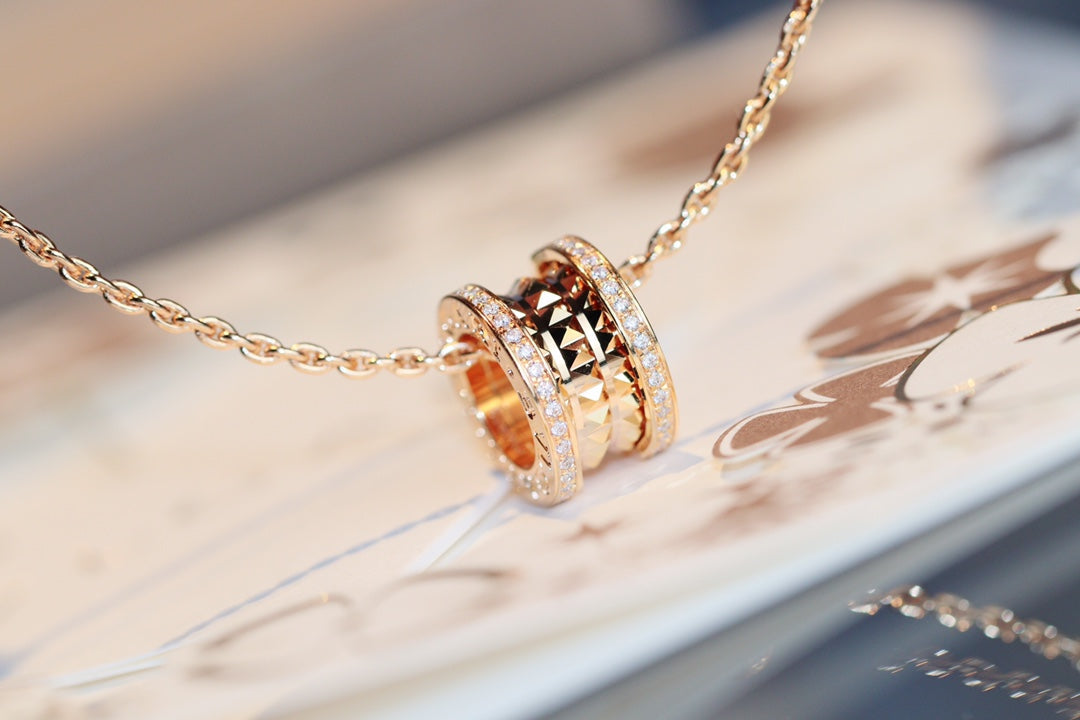 [Joyas Regalia] COLLAR DE ORO ROSA CON PEDANTE DE ROCK ZERO 1