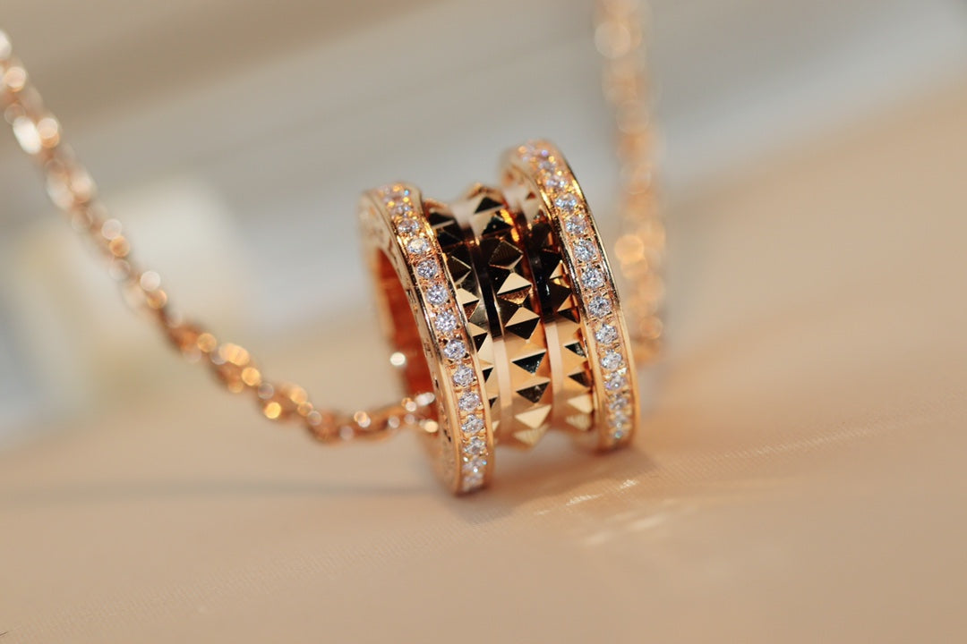 [Joyas Regalia] COLLAR DE ORO ROSA CON PEDANTE DE ROCK ZERO 1
