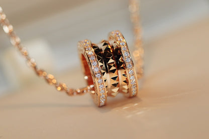 [Joyas Regalia] COLLAR DE ORO ROSA CON PEDANTE DE ROCK ZERO 1