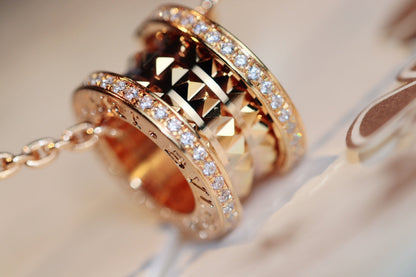 [Joyas Regalia] COLLAR DE ORO ROSA CON PEDANTE DE ROCK ZERO 1