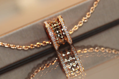 [Joyas Regalia] COLLAR DE ORO ROSA CON PEDANTE DE ROCK ZERO 1