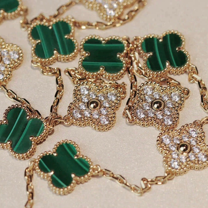 [Joyas Regalia] COLLAR DE DIAMANTES Y MALAQUITA CON 20 MOTIVOS DE TRÉBOL