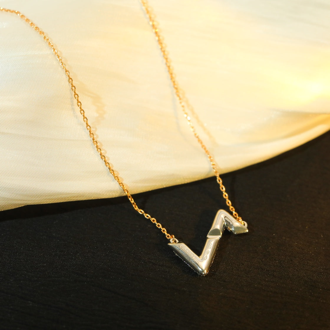 [Bijoux Regalia] COLLIER PÉDANT EN ARGENT ET DIAMANTS VOLT