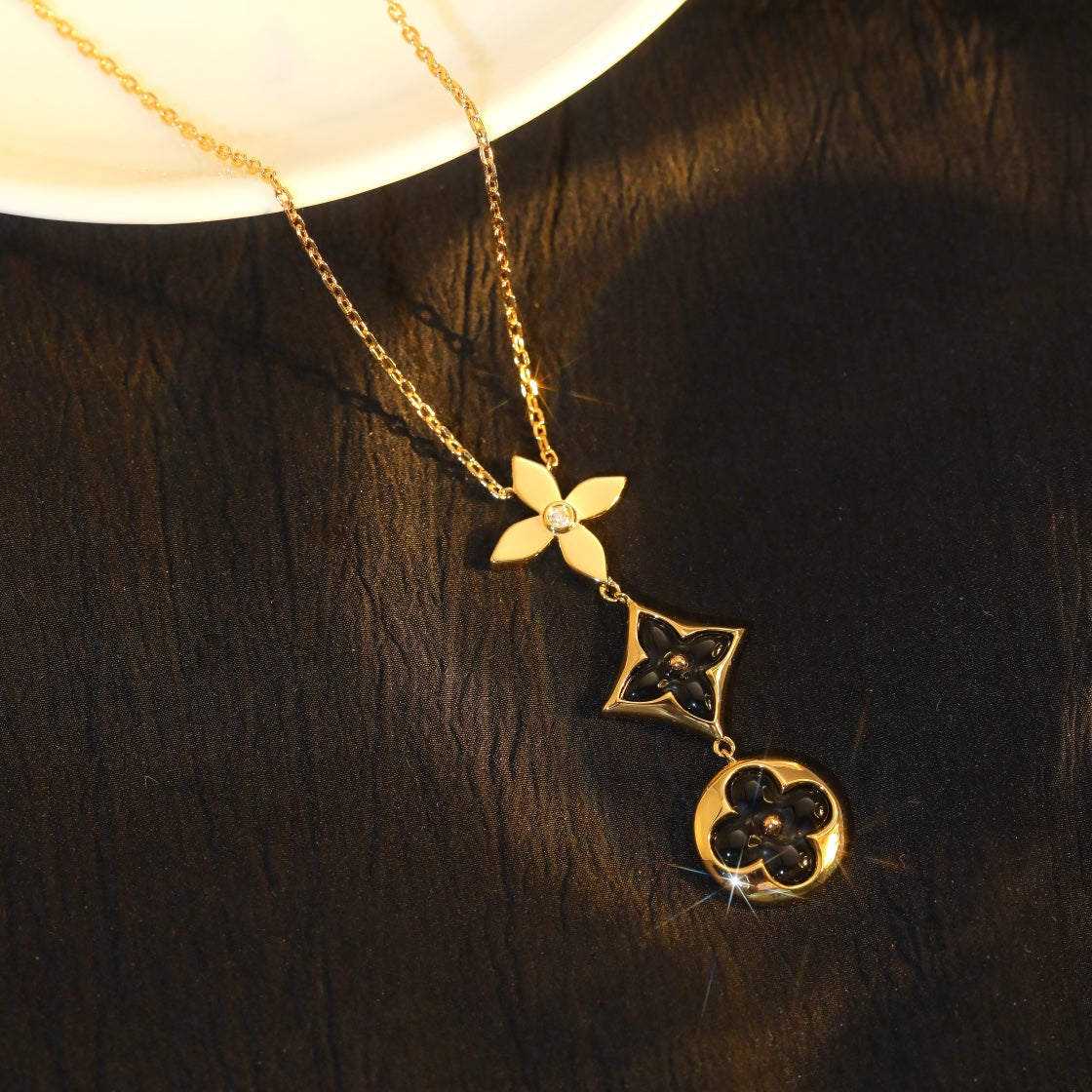 [Joyas Regalia] COLLAR DE ORO ROSA CON ÓNIX DE ESTRELLA Y SOL